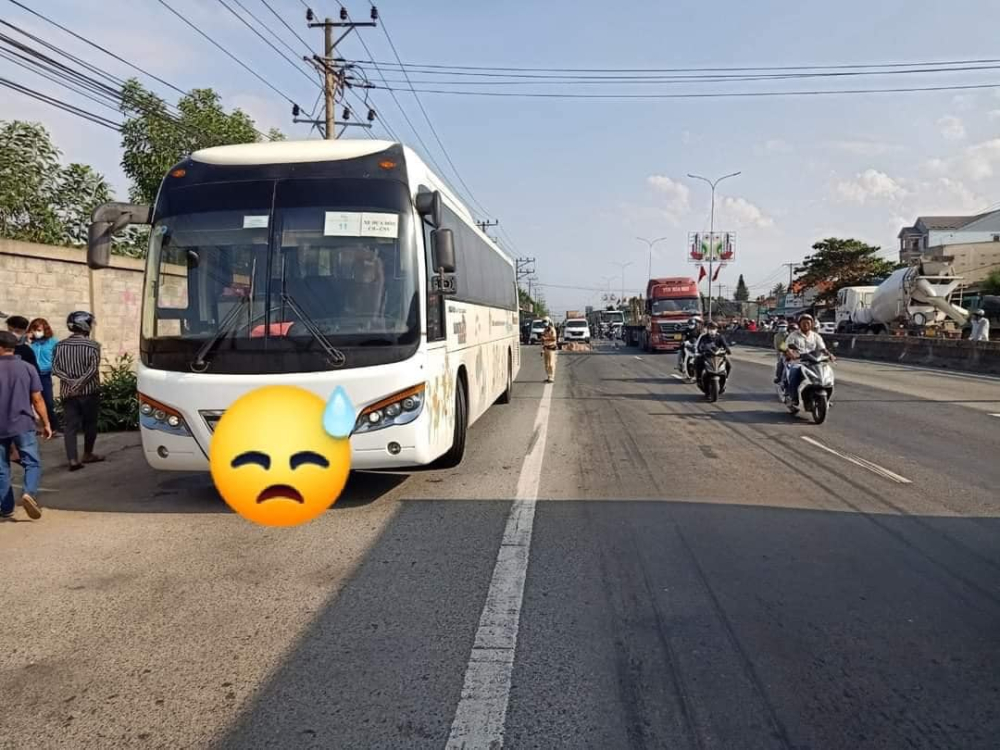 Chiếc xe chở công nhân tại hiện trường vụ tai nạn Chiếc xe chở công nhân tại hiện trường vụ tai nạn