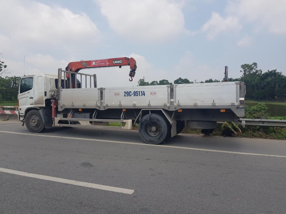 Dừng bên lề đường là chiếc ô tô tải cảu Dừng bên lề đường là chiếc ô tô tải cảu