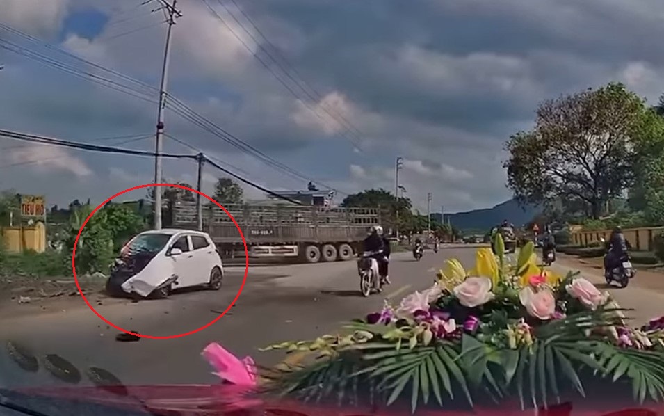 Chiếc ô tô con hư hỏng nặng ở đầu xe sau vụ tai nạn Chiếc ô tô con hư hỏng nặng ở đầu xe sau vụ tai nạn