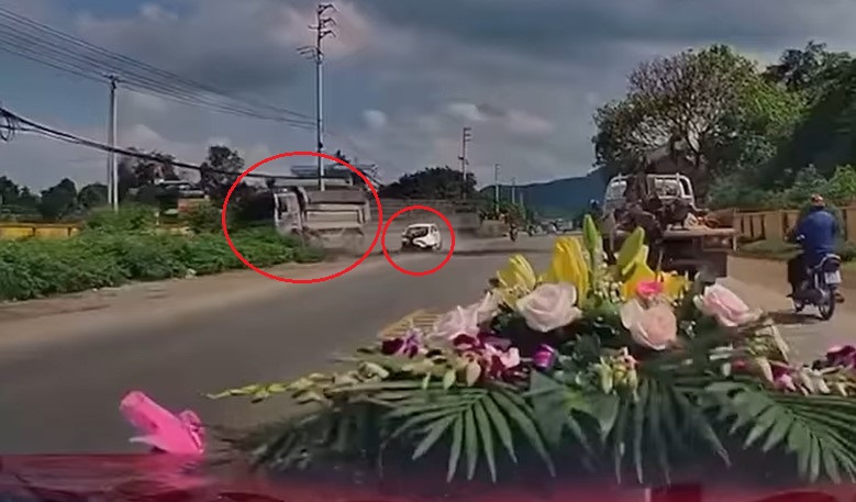 Chiếc xe ben va chạm với ô tô con sang đường Chiếc xe ben va chạm với ô tô con sang đường