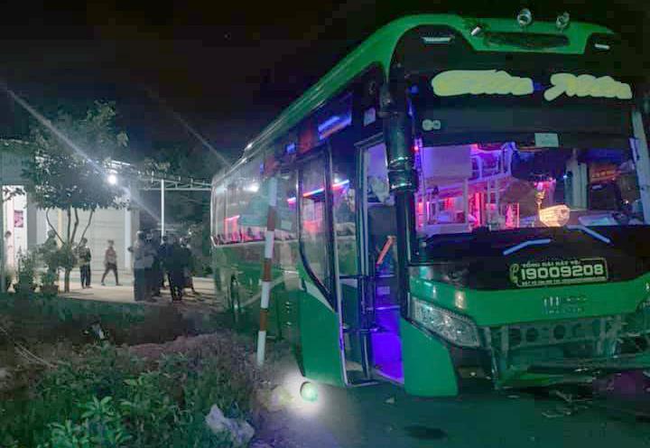 Hiện trường vụ tai nạn xe khách với xe đạp điện trên QL14 vào tối qua Hiện trường vụ tai nạn xe khách với xe đạp điện trên QL14 vào tối qua