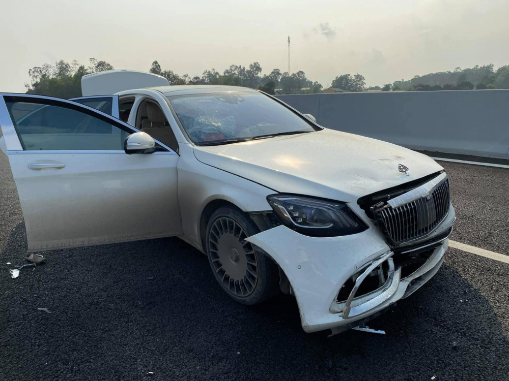 Chiếc xe Mercedes-Benz S-Class hư hỏng nặng sau khi tông vào đuôi xe Kia Chiếc xe Mercedes-Benz S-Class hư hỏng nặng sau khi tông vào đuôi xe Kia