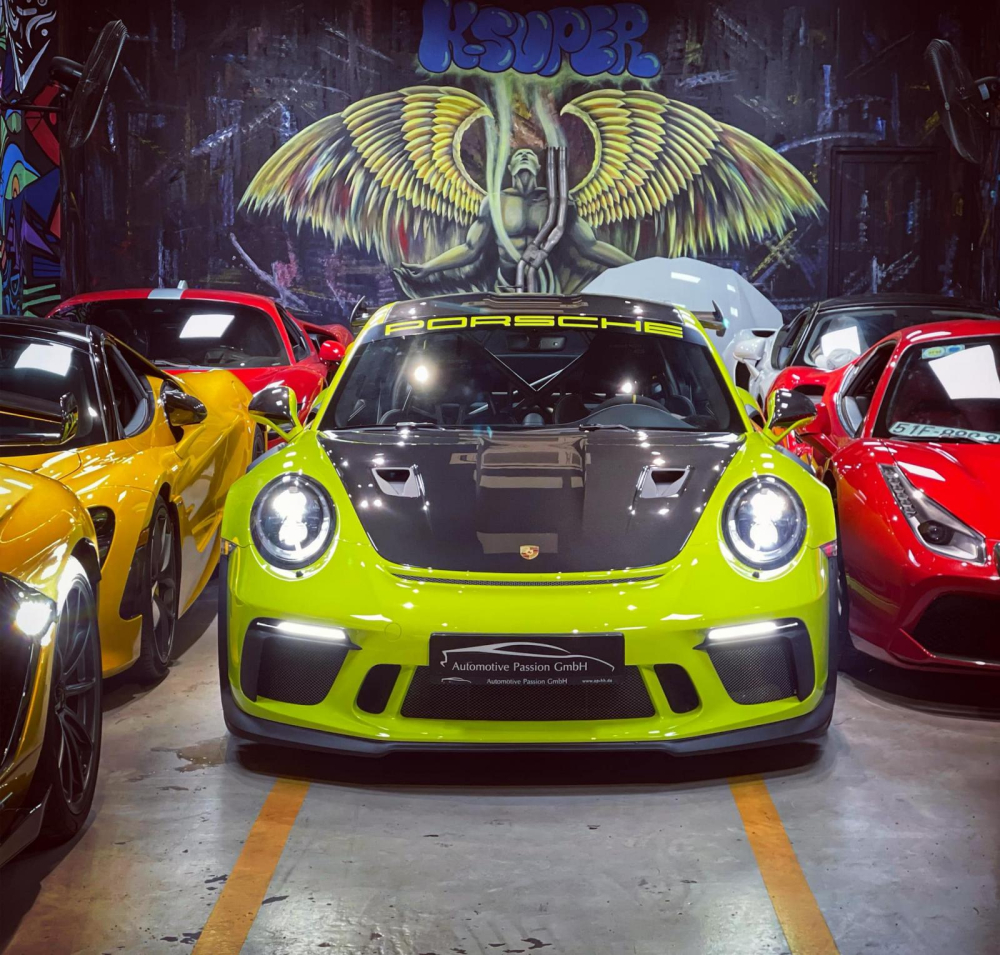 Siêu xe Porsche 911 GT3 RS Weisach Package độc nhất Việt Nam đỗ cùng các quái vật có mặt trong garage của người bán siêu xe ở Sài thành
