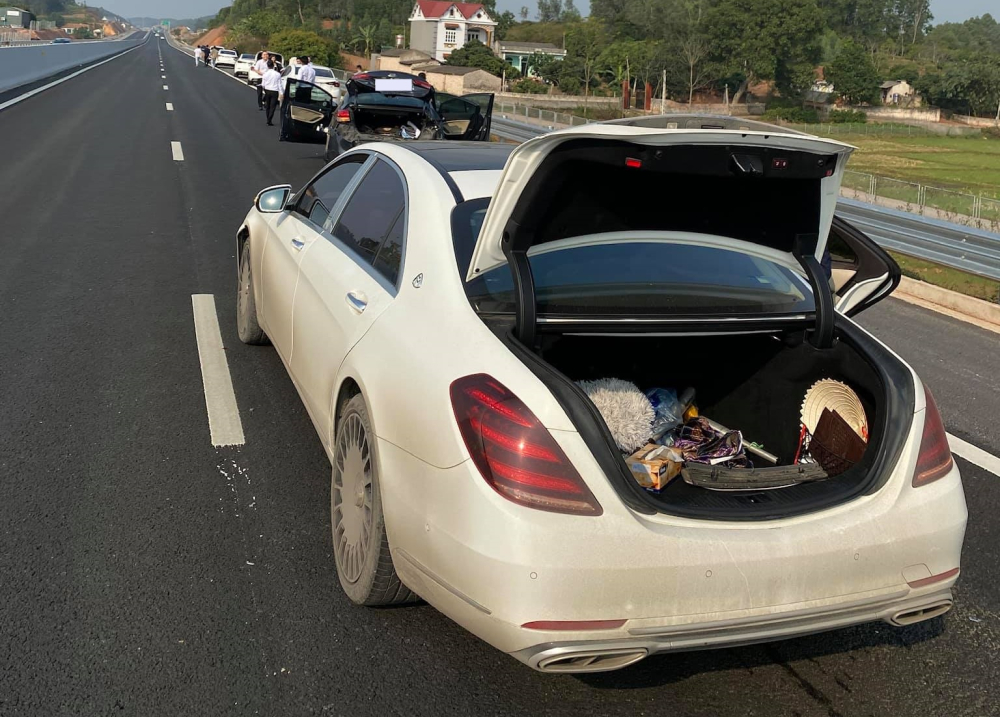 Hiện trường vụ tai nạn của xe Mercedes-Benz S-Class cùng xe Kia trên cao tốc Hà Nội - Lạng Sơn Hiện trường vụ tai nạn của xe Mercedes-Benz S-Class cùng xe Kia trên cao tốc Hà Nội - Lạng Sơn