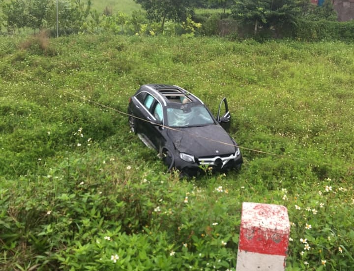 Mercedes-Benz GLC lao xuống bãi cỏ bên đường đại lộ Thăng Long Mercedes-Benz GLC lao xuống bãi cỏ bên đường đại lộ Thăng Long