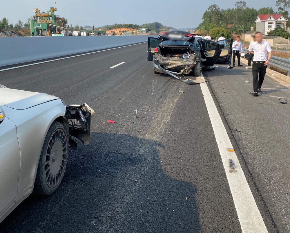 Chiếc xe Kia bẹp dúm đuôi xe sau khi bị xe Mercedes-Benz S-Class tông từ phía sau Chiếc xe Kia bẹp dúm đuôi xe sau khi bị xe Mercedes-Benz S-Class tông từ phía sau