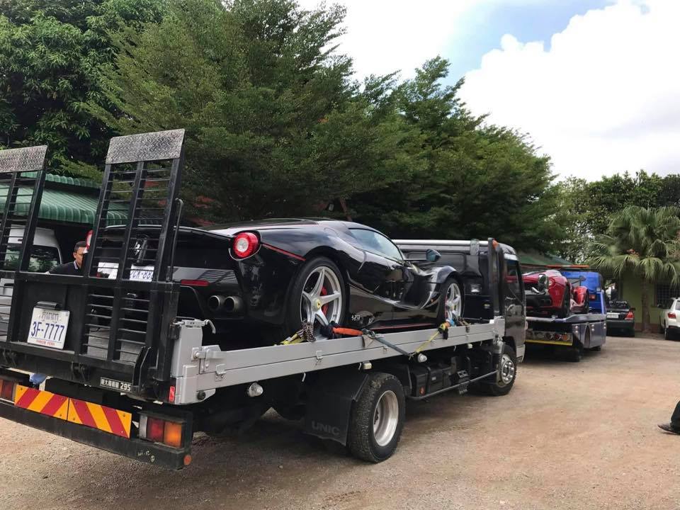 Chiếc xe Ferrari LaFerrari màu đỏ thuộc bản Coupe, còn Ferrari LaFerrari màu đen thuộc bản mui trần