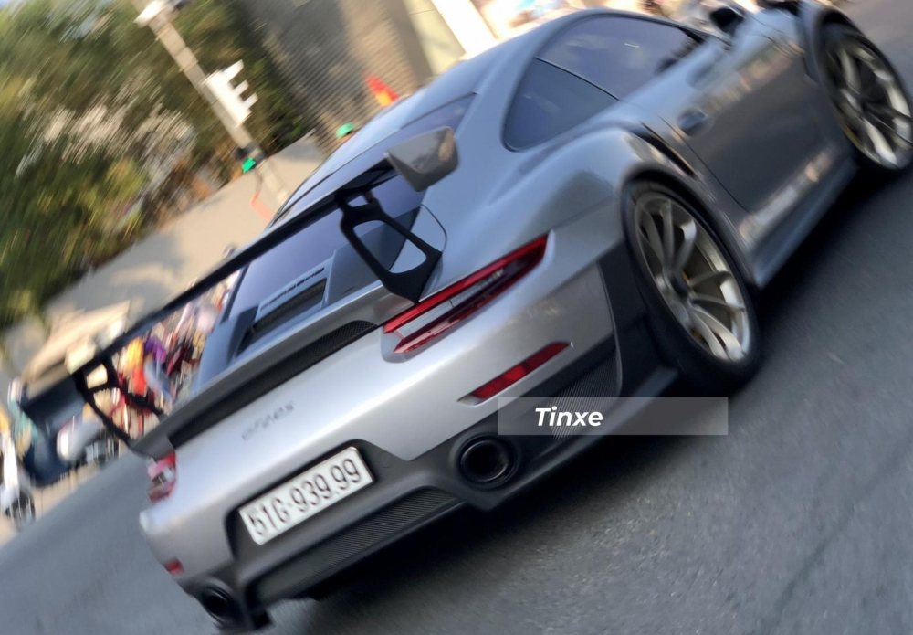 Xuất hiện đầy chớp nhoáng trên các con đường tại Sài thành là 1 trong 4 chiếc siêu xe Porsche 911 GT2 RS được mang về nước theo diện chính hãng và nhập khẩu tư nhân. Trong ảnh là 1 trong 3 chiếc siêu xe Porsche 911 GT2 RS nhập chính hãng nhưng lại là chiếc duy nhất có trang bị gói Weisach Package hơn 3 tỷ đồng. Xuất hiện đầy chớp nhoáng trên các con đường tại Sài thành là 1 trong 4 chiếc siêu xe Porsche 911 GT2 RS được mang về nước theo diện chính hãng và nhập khẩu tư nhân. Trong ảnh là 1 trong 3 chiếc siêu xe Porsche 911 GT2 RS nhập chính hãng nhưng lại là chiếc duy nhất có trang bị gói Weisach Package hơn 3 tỷ đồng.