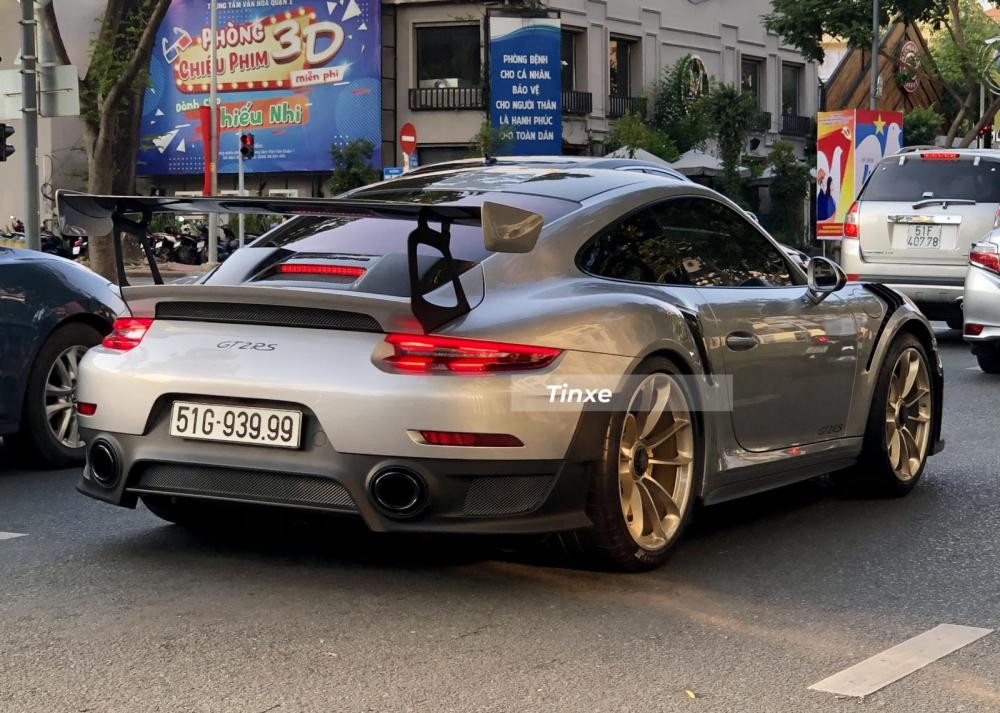 Chủ nhân của xe là 1 doanh nhân Sài thành nhưng khá kín tiếng, ngoài siêu xe Porsche 911 GT2 RS, người này còn mua Porsche 911 GT3 RS chính hãng, Lamborghini Urus cũng chính hãng sau đó độ Mansory cùng vài chiếc xe siêu sang và xe thể thao khác. Chủ nhân của xe là 1 doanh nhân Sài thành nhưng khá kín tiếng, ngoài siêu xe Porsche 911 GT2 RS, người này còn mua Porsche 911 GT3 RS chính hãng, Lamborghini Urus cũng chính hãng sau đó độ Mansory cùng vài chiếc xe siêu sang và xe thể thao khác.