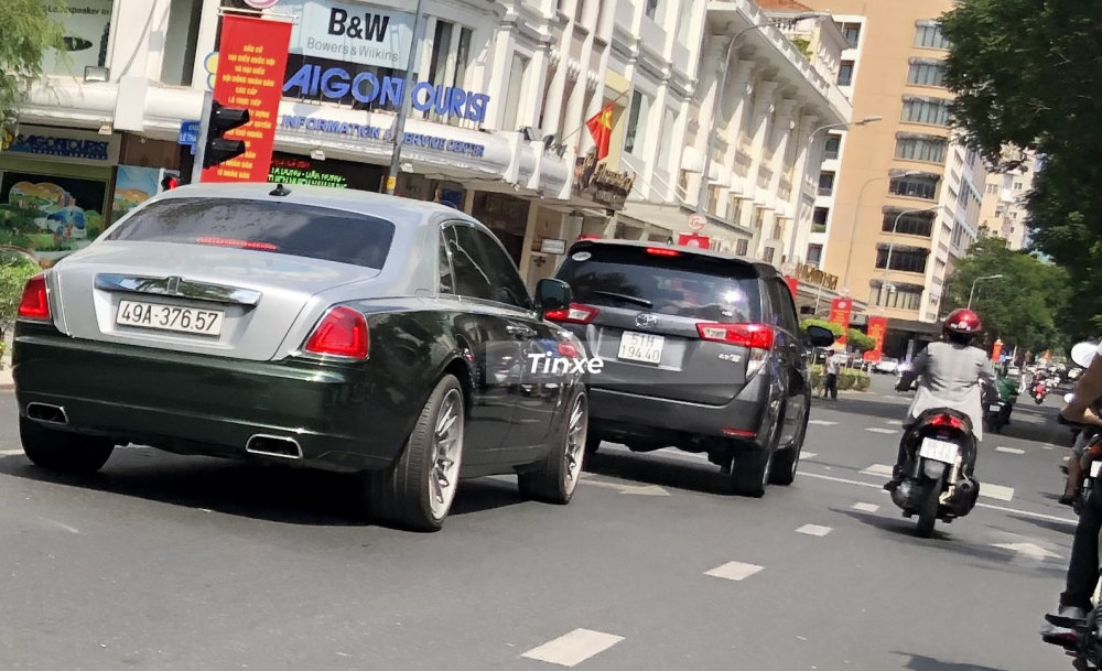 Trên đường phố Sài thành còn xuất hiện 1 chiếc xe siêu sang Rolls-Royce Wraith mang biển số của tỉnh Lâm Đồng. Trong các dịp lễ, rất hiếm khi đại gia Việt mang siêu xe lên Đà Lạt để tránh kẹt xe mà thường đi trước đó 2 ngày hoặc sau dịp lễ. Trên đường phố Sài thành còn xuất hiện 1 chiếc xe siêu sang Rolls-Royce Wraith mang biển số của tỉnh Lâm Đồng. Trong các dịp lễ, rất hiếm khi đại gia Việt mang siêu xe lên Đà Lạt để tránh kẹt xe mà thường đi trước đó 2 ngày hoặc sau dịp lễ.