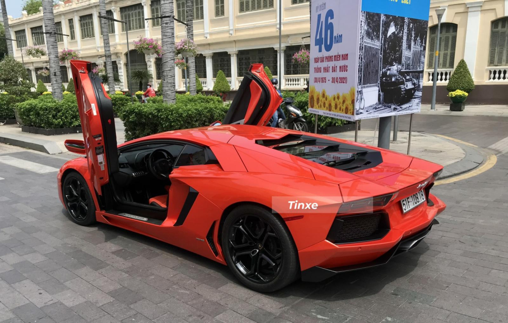 Siêu xe Lamborghini Aventador LP700-4 sử dụng động cơ V12, dung tích 6,5 lít, sản sinh công suất tối đa 700 mã lực và mô-men xoắn cực đại 690 Nm. Siêu xe Lamborghini Aventador LP700-4 sử dụng động cơ V12, dung tích 6,5 lít, sản sinh công suất tối đa 700 mã lực và mô-men xoắn cực đại 690 Nm. Trái tim này kết hợp cùng hộp số tự động 7 cấp ISR và hệ dẫn động 4 bánh, nhờ đó, siêu xe Lamborghini Aventador LP700-4 chỉ mất khoảng thời gian 2,9 giây để tăng tốc lên 100 km/h từ vị trí xuất phát trước khi đạt vận tốc tối đa 349 km/h.