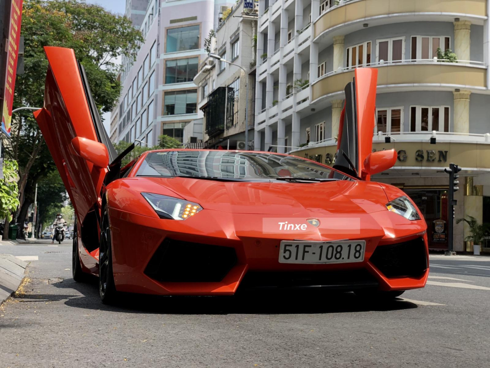 Một doanh nhân vốn ít lái siêu xe trong các ngày thường ở Sài thành cũng đã mang chiếc siêu xe Lamborghini Aventador LP700-4 màu cam đi tắm nắng trong những ngày lễ này được đánh giá là ít xe cộ lưu thông tại Thành phố Hồ Chí Minh. Một doanh nhân vốn ít lái siêu xe trong các ngày thường ở Sài thành cũng đã mang chiếc siêu xe Lamborghini Aventador LP700-4 màu cam đi tắm nắng trong những ngày lễ này được đánh giá là ít xe cộ lưu thông tại Thành phố Hồ Chí Minh.