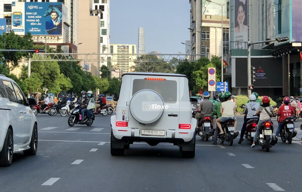 SUV hạng sang Mercedes-AMG G63 tại Việt Nam có thể đã hơn 100 chiếc nhưng số lượng xe mang màu trắng khá ít. Ngoài ra, chiếc xe Mercedes-AMG G63 này còn có biển số thần tài lớn đi cùng thần tài nhỏ khá may mắn khiến nhiều người xuýt xoa. SUV hạng sang Mercedes-AMG G63 tại Việt Nam có thể đã hơn 100 chiếc nhưng số lượng xe mang màu trắng khá ít. Ngoài ra, chiếc xe Mercedes-AMG G63 này còn có biển số thần tài lớn đi cùng thần tài nhỏ khá may mắn khiến nhiều người xuýt xoa.