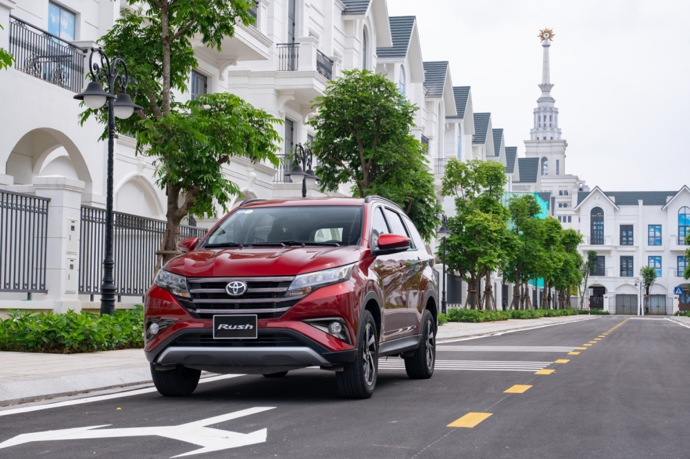 Toyota Rush hiện đang được phân phối với 1 phiên bản duy nhất cùng giá bán lẻ đề xuất là 634 triệu đồng. Toyota Rush hiện đang được phân phối với 1 phiên bản duy nhất cùng giá bán lẻ đề xuất là 634 triệu đồng.