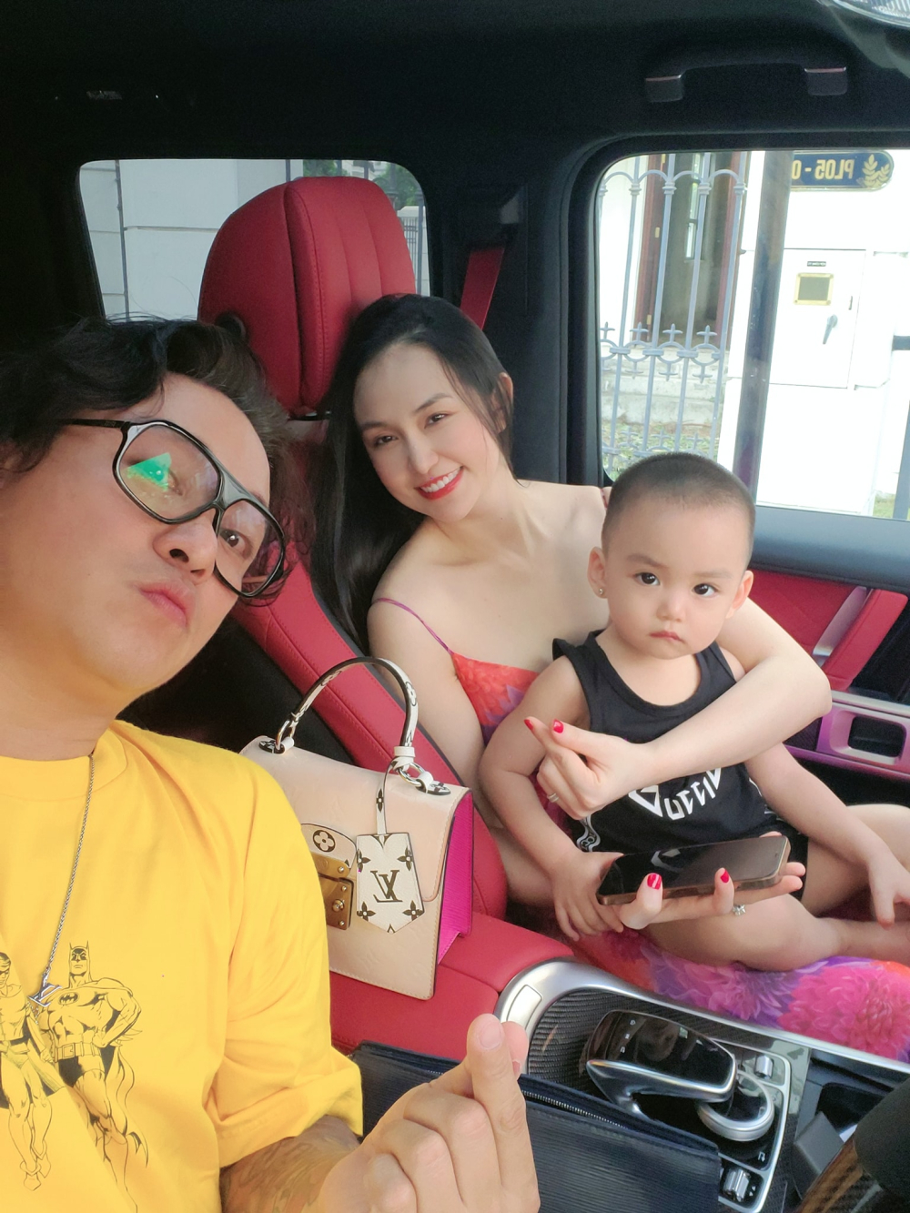 Tuấn Hưng cùng vợ và con trai bên trong khoang lái chiếc xe Mercedes-AMG G63, bức ảnh này cho thấy các ghế ngồi của xe bọc da màu đỏ nổi bật Tuấn Hưng cùng vợ và con trai bên trong khoang lái chiếc xe Mercedes-AMG G63, bức ảnh này cho thấy các ghế ngồi của xe bọc da màu đỏ nổi bật