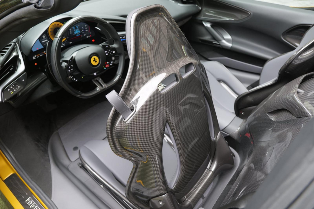 Ghế xe Ferrari SF90 Spider bằng carbon