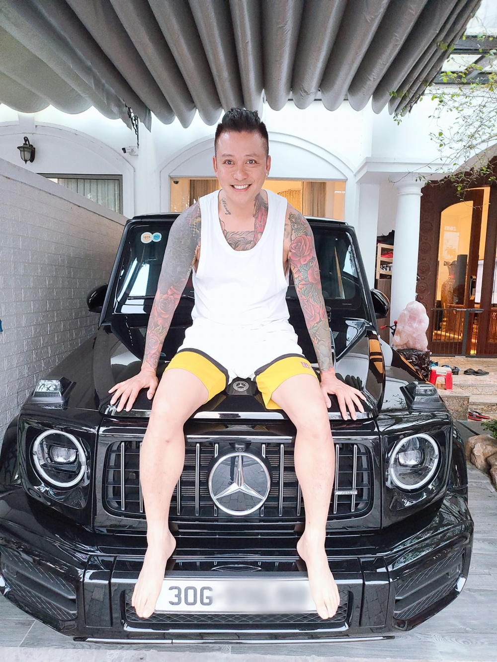 Tuấn Hưng chia sẻ hình ảnh chụp cùng chiếc xe SUV hạng sang Mercedes-AMG G63 mới mua từ một người bạn chuyên bán siêu xe và xe sang ở Hà Nội. Ảnh: FBNV Tuấn Hưng chia sẻ hình ảnh chụp cùng chiếc xe SUV hạng sang Mercedes-AMG G63 mới mua từ một người bạn chuyên bán siêu xe và xe sang ở Hà Nội. Ảnh: FBNV