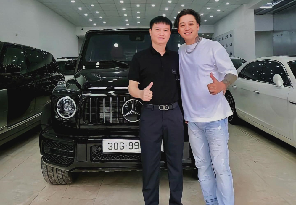 Tuấn Hưng nhận bàn giao chiếc SUV hạng sang Mercedes-AMG G63 vào ngày lễ 30 tháng 4 vừa qua từ một công ty nhập khẩu xe có tiếng ở Hà Nội Tuấn Hưng nhận bàn giao chiếc SUV hạng sang Mercedes-AMG G63 vào ngày lễ 30 tháng 4 vừa qua từ một công ty nhập khẩu xe có tiếng ở Hà Nội
