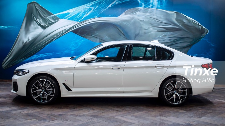BMW 520i M Sport d&agrave;i hơn 1mm v&agrave; cao hơn 1mm so với phi&ecirc;n bản trước đ&acirc;y. Một sự thay đổi kh&aacute; nhỏ về k&iacute;ch thước.