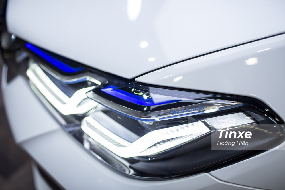Hệ thống đ&egrave;n chiếu s&aacute;ng BMW Laser nổi bật.