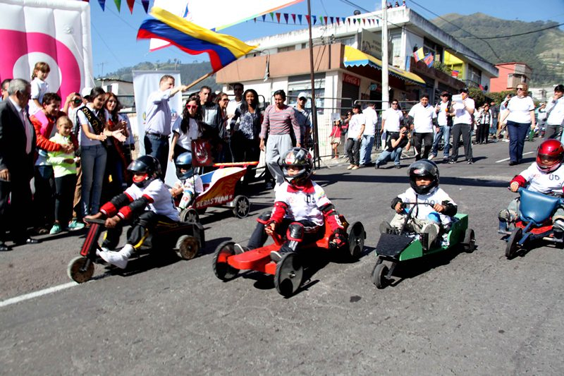 Ở Ecuador, đua xe gỗ là một bộ môn phổ biến cho cả trẻ em và người lớn Ở Ecuador, đua xe gỗ là một bộ môn phổ biến cho cả trẻ em và người lớn