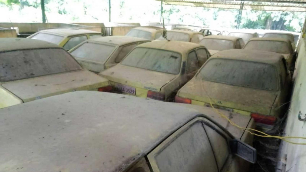 D&agrave;n xe taxi n&agrave;y đ&atilde; nằm phủ bụi trong cả thập kỷ