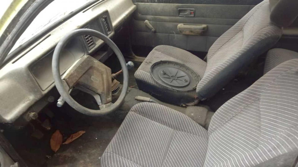 D&agrave;n xe taxi cũ được cất tại một n&ocirc;ng trại