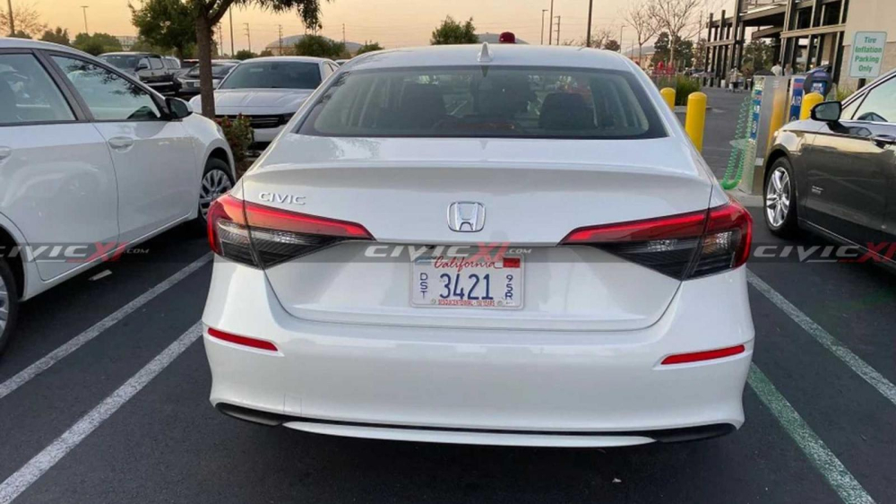 Honda Civic 2022 nhìn từ đằng sau Honda Civic 2022 nhìn từ đằng sau