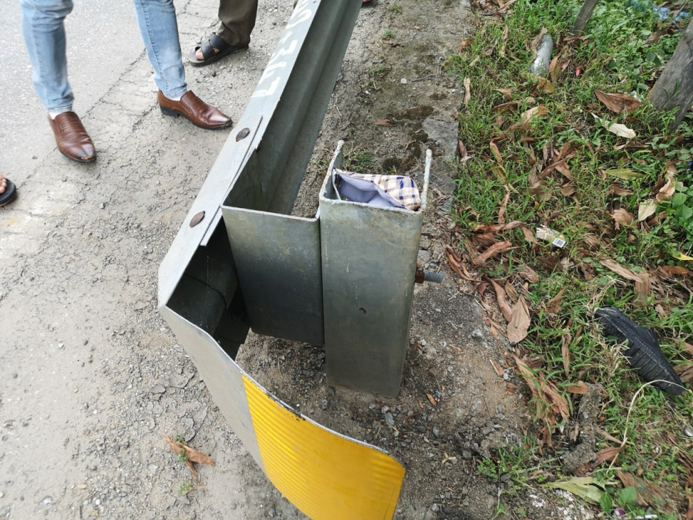 Người đi xe máy đập mặt vào dải ta-luy và bị thương khá nặng Người đi xe máy đập mặt vào dải ta-luy và bị thương khá nặng