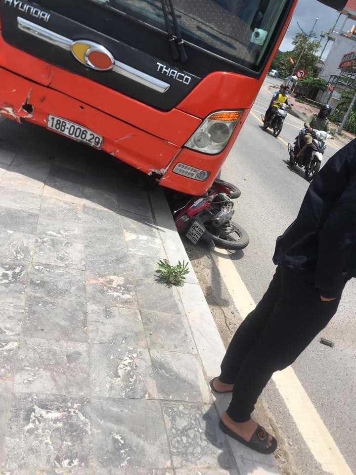 Chiếc xe máy nằm dưới gầm ô tô khách Chiếc xe máy nằm dưới gầm ô tô khách