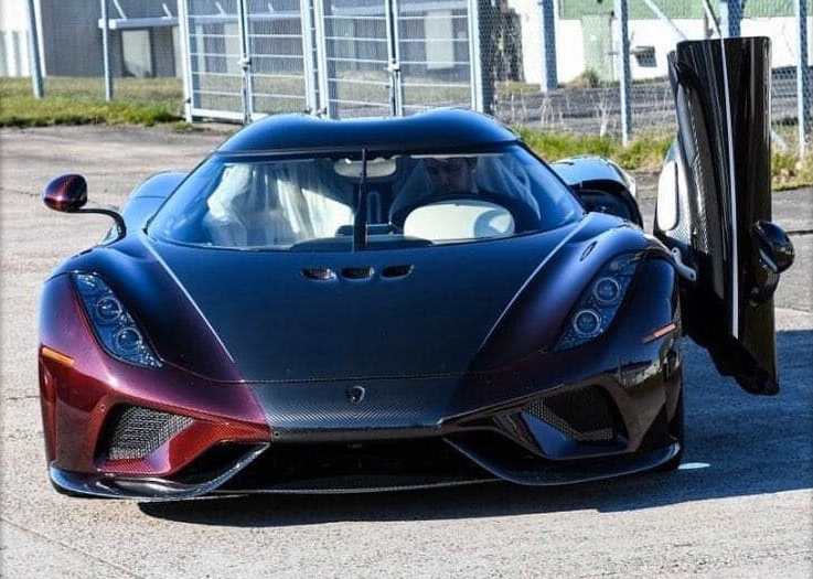 Đại gia Canada tậu siêu phẩm Koenigsegg Regera với bộ áo sợi carbon đỏ đẹp mắt