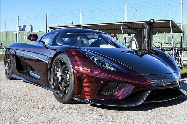 Chiếc xe Koenigsegg Regera này được chụp khi chạy thử ngoài nhà máy của Koenigsegg