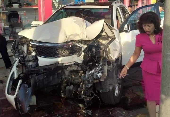 Nữ t&agrave;i xế điều khiển xe Kia Sorento được do đạp nhầm ch&acirc;n ga