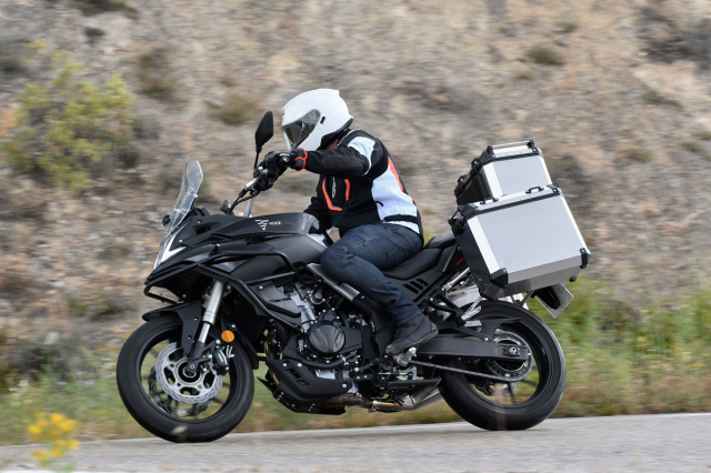 Chiếc xe đến từ Trung Quốc được trang bị đầy đủ hơn Honda CB500X rất nhiều