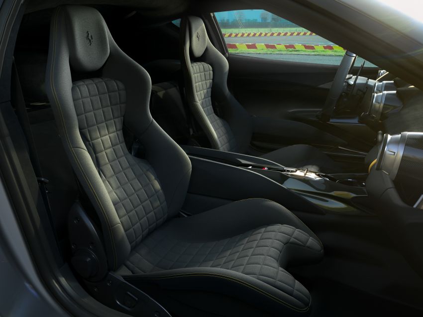 Ghế ôm lấy thân người ngồi của Ferrari 812 Competizione