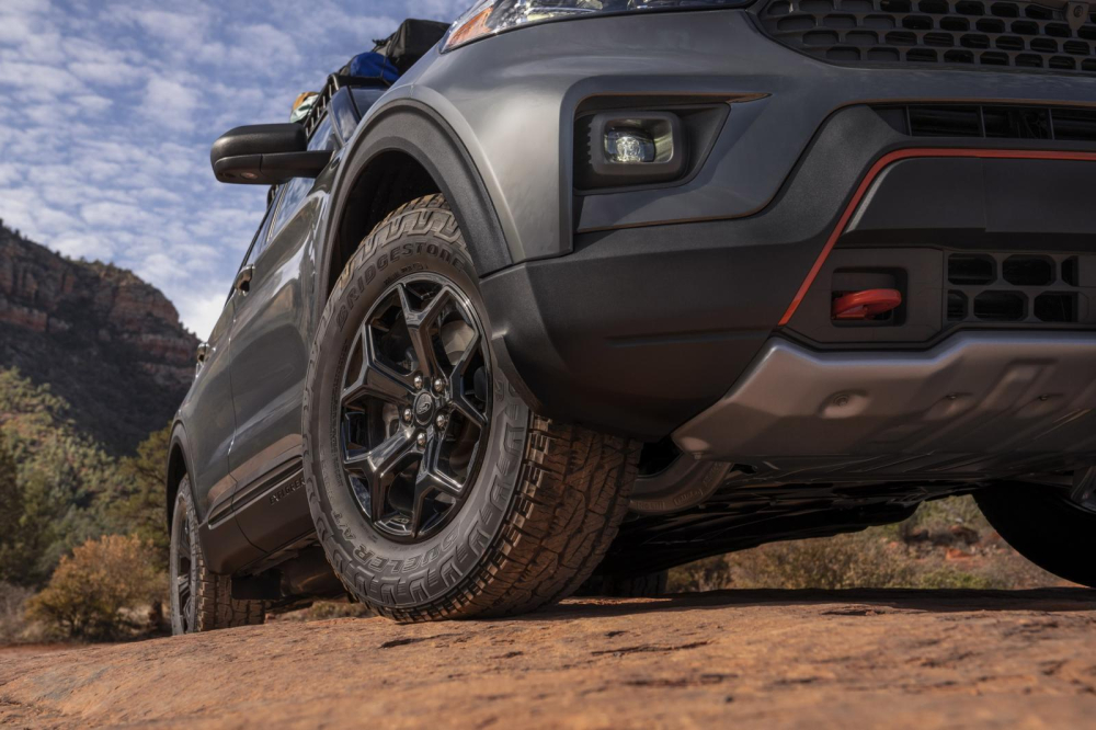 Ford Explorer Timberline 2021 có tấm ốp bảo vệ gầm dưới đầu xe, đuôi xe và 2 bên sườn xe