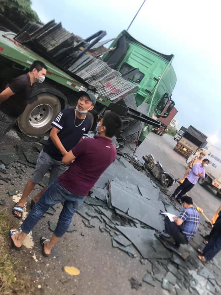 Những tấm đ&aacute; rơi xuống mặt đường