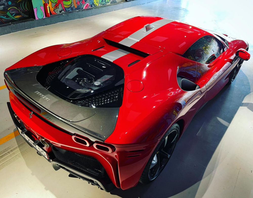 Siêu xe Ferrari SF90 Stradale nhìn từ trên cao