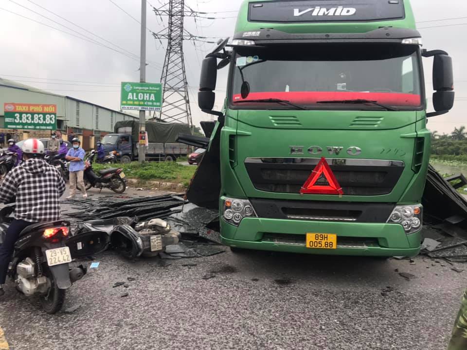 Chiếc xe m&aacute;y c&ugrave;ng xe đầu k&eacute;o hư hỏng nặng