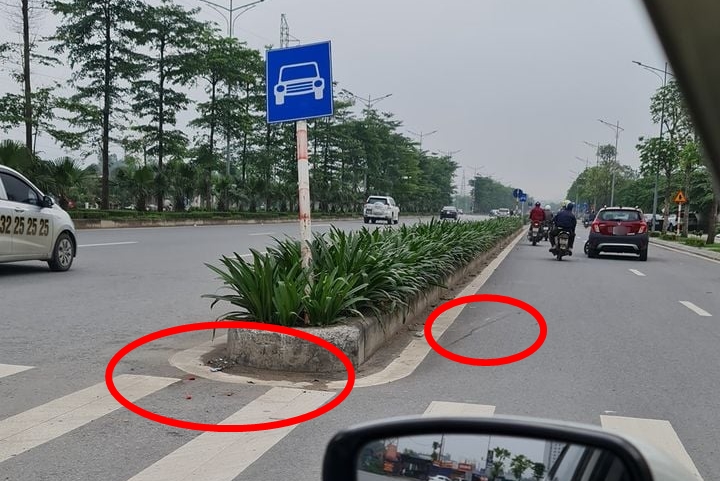 Một số mảnh vỡ được cho của xe VinFast Fadil tại dải ph&acirc;n c&aacute;ch, biển b&aacute;o đổ về sau