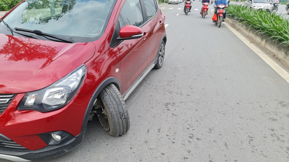 Phần đầu xe VinFast Fadil c&ograve;n kh&aacute; nguy&ecirc;n vẹn, chỉ c&oacute; v&agrave;i vết trầy xước nhưng b&aacute;nh xe trước lại bị g&atilde;y trục
