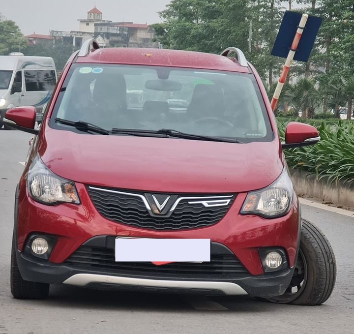 Chiếc xe VinFast Fadil g&atilde;y trục b&aacute;nh trước tr&ecirc;n đường Xa La - Nguyễn Xiển