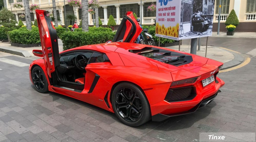 Lamborghini Aventador LP700-4 tung cánh trên đường phố Sài thành