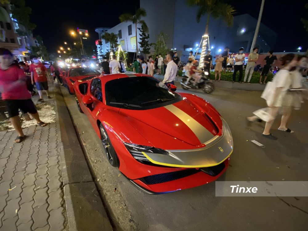Chiếc siêu xe Ferrari SF90 Stradale trong sự kiện siêu xe ở quận Gò Vấp vào tối ngày 21 tháng 4