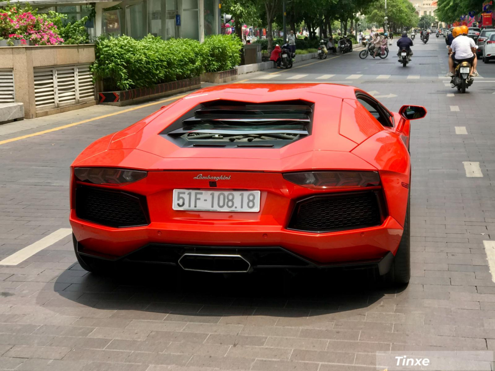 Chủ nhân của Lamborghini Aventador LP700-4 màu cam này còn sở hữu Lamborghini Murcielago LP640 màu vàng