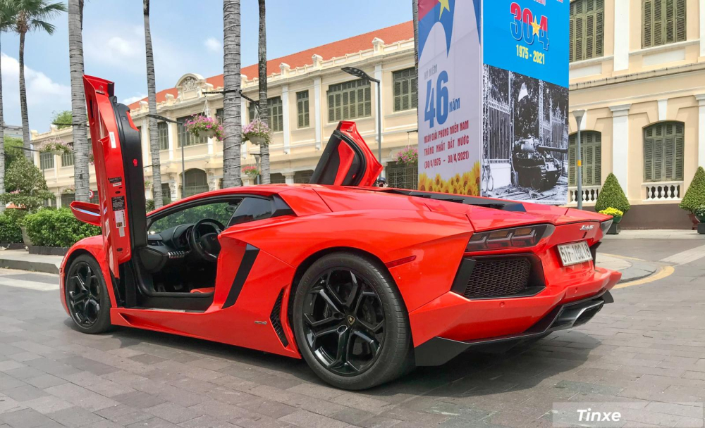 Xe mang ngoại thất màu cam và nội thất là tông cam-đen