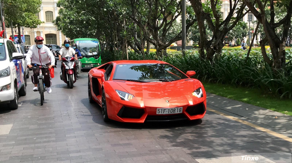 Siêu xe Lamborghini Aventador LP700-4 này được chủ nhân cho dạo 1 vòng thánh địa siêu xe Việt Nam