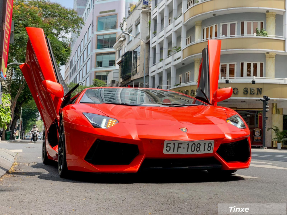 Lamborghini Aventador LP700-4 sở hữu kiểu cửa cắt kéo