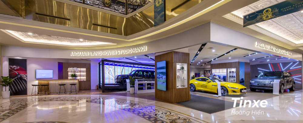 To&agrave;n cảnh kh&ocirc;ng gian trưng b&agrave;y Jaguar Land Rover mới được khai trương tại H&agrave; Nội.