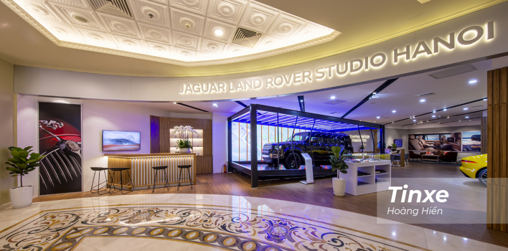 Jaguar Land Rover Studio Hanoi c&oacute; diện t&iacute;ch l&ecirc;n tới hơn 200m2.